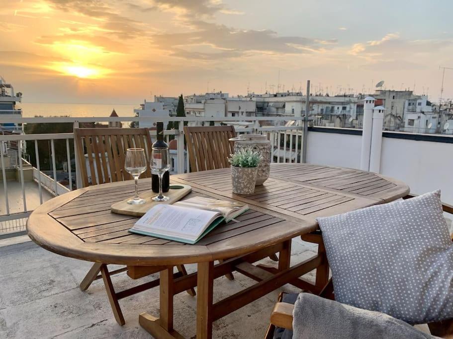 Sea View Sunset Penthouse Apartment เทสซาโลนิกิ ภายนอก รูปภาพ